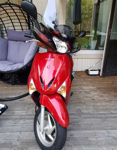 Röd Honda NHX110 Lead stulen i Skövde